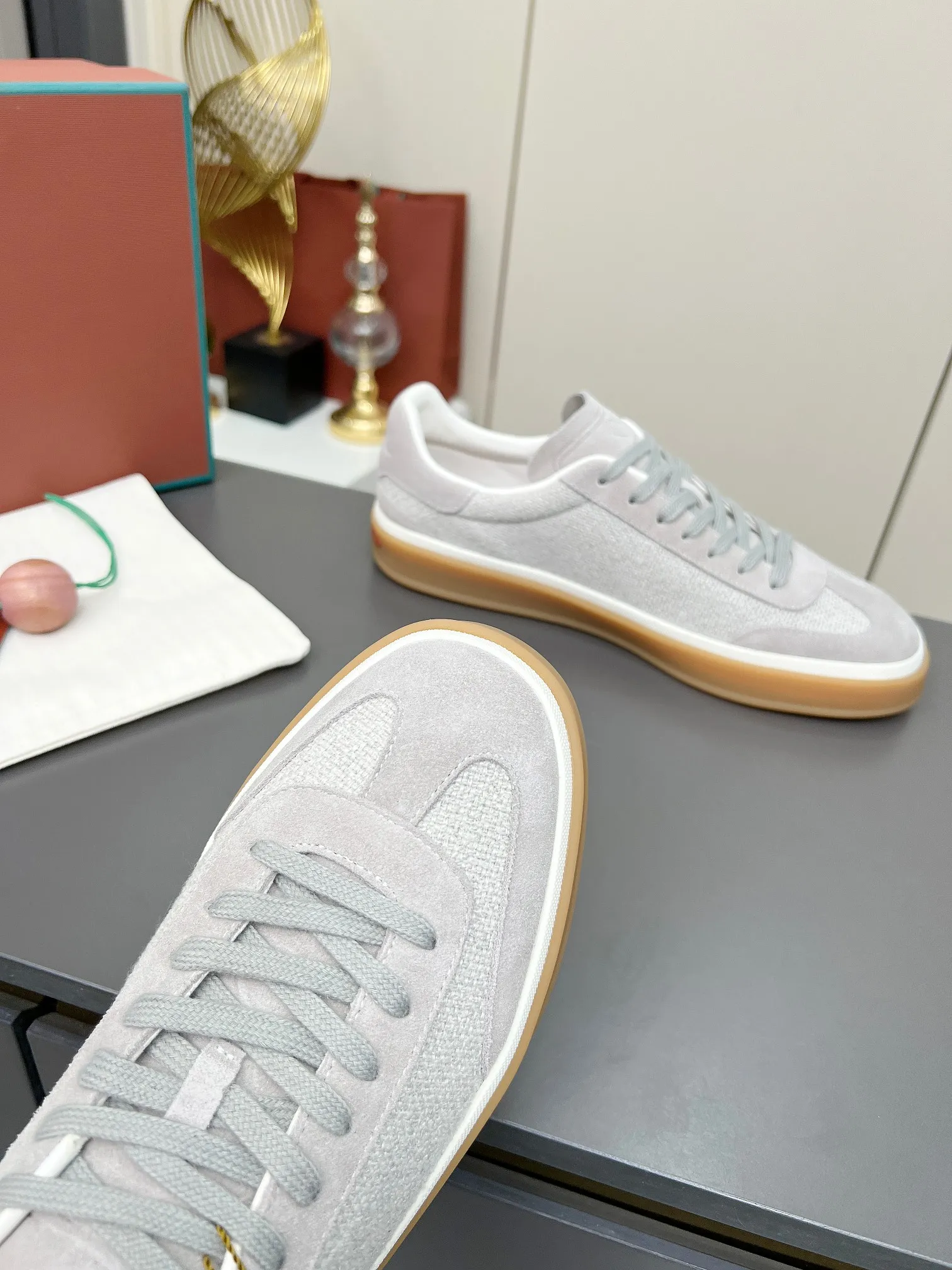 Men's shoes 💰600 purchasing agent, high version 🦅⛳️ Italy [Loro Piana] Tennis walk series LP couple's moral training shoes casual sports shoes sneakers 🎁🎁 Original purchase development and production This new suede tennis shoe adopts an ultra-low design, suitable for wearing all year round 👫👫 The wrapped sole creates an effortlessly attractive color combination that harmoniously blends functionality with understated style, making it the ideal shoe for urban wear. Soft calfskin tongue with Kummel color insert at the heel, cotton lace upper with embossed LP logo, cowhide suede sole, rubber-lined calfskin ✦ Upper: special linen ➕ eco-friendly cowhide ✦ lining: cowhide lining ➕ cowhide insole ✦ sole: original molded TPR ultra-light outsole ✦ packaging: original complete package ✦Female size: 35--40 ✦Male size: 39--45